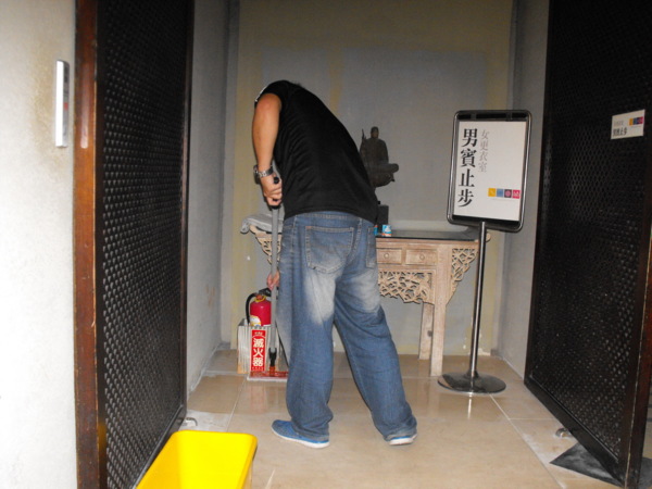 防滑地板,地板防滑,止滑地面,大理石地面防滑,大理石止滑,游泳池地面防滑,運動場所地面防滑,隱形止滑墊,隱形防滑地墊