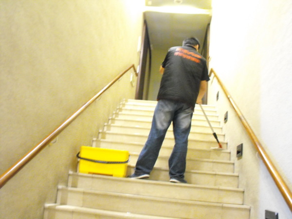 防滑地板,地板防滑,止滑地面,大理石地面防滑,大理石止滑,游泳池地面防滑,運動場所地面防滑,隱形止滑墊,隱形防滑地墊