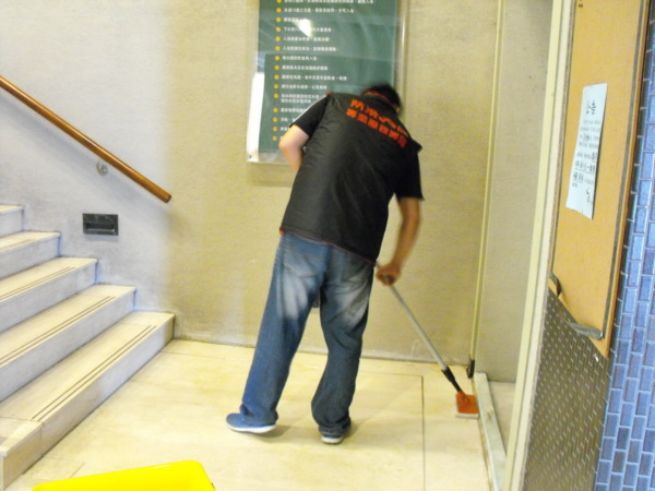 防滑地板,地板防滑,止滑地面,大理石地面防滑,大理石止滑,游泳池地面防滑,運動場所地面防滑,隱形止滑墊,隱形防滑地墊