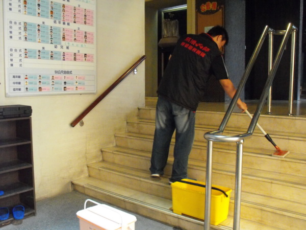 防滑地板,地板防滑,止滑地面,大理石地面防滑,大理石止滑,游泳池地面防滑,運動場所地面防滑,隱形止滑墊,隱形防滑地墊