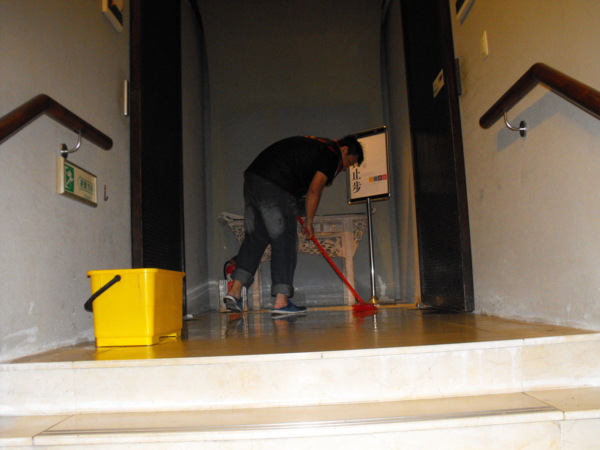 防滑地板,地板防滑,止滑地面,大理石地面防滑,大理石止滑,游泳池地面防滑,運動場所地面防滑,隱形止滑墊,隱形防滑地墊