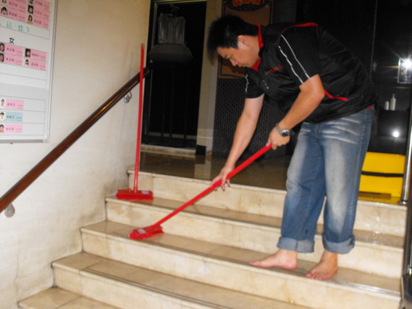 防滑地板,地板防滑,止滑地面,大理石地面防滑,大理石止滑,游泳池地面防滑,運動場所地面防滑,隱形止滑墊,隱形防滑地墊