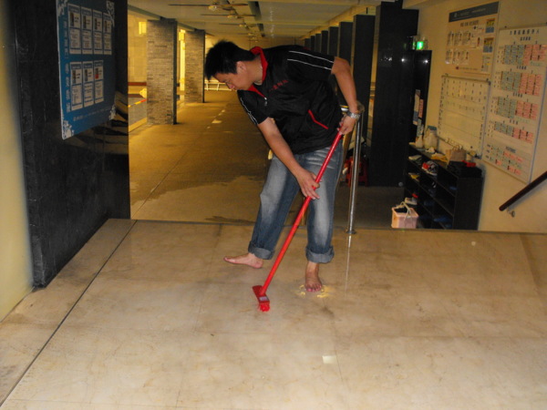 防滑地板,地板防滑,止滑地面,大理石地面防滑,大理石止滑,游泳池地面防滑,運動場所地面防滑,隱形止滑墊,隱形防滑地墊