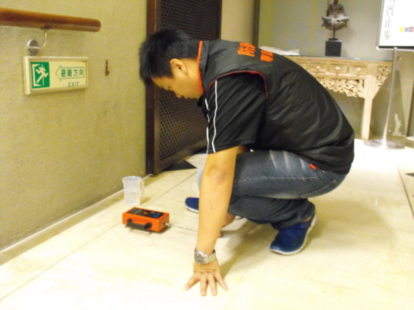 防滑地板,地板防滑,止滑地面,大理石地面防滑,大理石止滑,游泳池地面防滑,運動場所地面防滑,隱形止滑墊,隱形防滑地墊