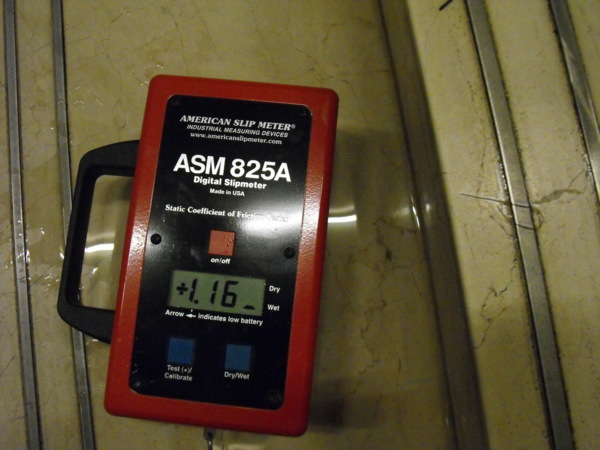 防滑地板,地板防滑,止滑地面,大理石地面防滑,大理石止滑,游泳池地面防滑,運動場所地面防滑,隱形止滑墊,隱形防滑地墊