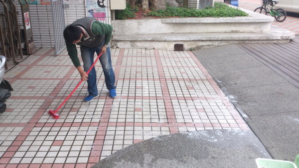 地板防滑、安全的生活環境、防滑地板、地面磁磚止滑防滑處理-找誠漢地板止滑工程公司就對了!! 不怕濕滑的地板,地板防滑,止滑磁磚,騎樓止滑,走道防滑,防滑地墊,止滑墊,浴室防滑,地板防滑施工,磁磚止滑施工.