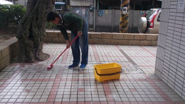 地板防滑、安全的生活環境、防滑地板、地面磁磚止滑防滑處理-找誠漢地板止滑工程公司就對了!! 不怕濕滑的地板,地板防滑,止滑磁磚,騎樓止滑,走道防滑,防滑地墊,止滑墊,浴室防滑,地板防滑施工,磁磚止滑施工.