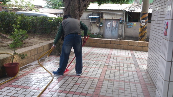 地板防滑、安全的生活環境、防滑地板、地面磁磚止滑防滑處理-找誠漢地板止滑工程公司就對了!! 不怕濕滑的地板,地板防滑,止滑磁磚,騎樓止滑,走道防滑,防滑地墊,止滑墊,浴室防滑,地板防滑施工,磁磚止滑施工.