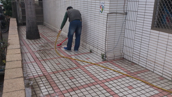 地板防滑、安全的生活環境、防滑地板、地面磁磚止滑防滑處理-找誠漢地板止滑工程公司就對了!! 不怕濕滑的地板,地板防滑,止滑磁磚,騎樓止滑,走道防滑,防滑地墊,止滑墊,浴室防滑,地板防滑施工,磁磚止滑施工.