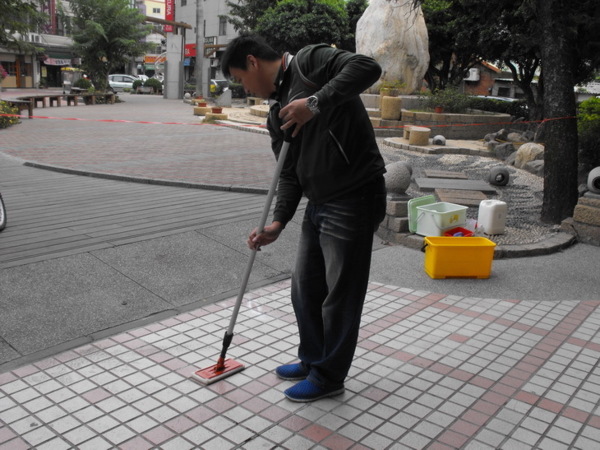 不怕濕滑的地板,地板防滑,止滑磁磚,騎樓止滑,走道防滑,防滑地墊,止滑墊,浴室防滑,地板防滑施工,磁磚止滑施工.