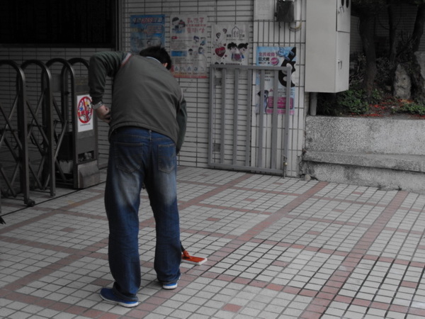 不怕濕滑的地板,地板防滑,止滑磁磚,騎樓止滑,走道防滑,防滑地墊,止滑墊,浴室防滑,地板防滑施工,磁磚止滑施工.