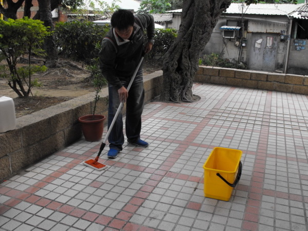 不怕濕滑的地板,地板防滑,止滑磁磚,騎樓止滑,走道防滑,防滑地墊,止滑墊,浴室防滑,地板防滑施工,磁磚止滑施工.