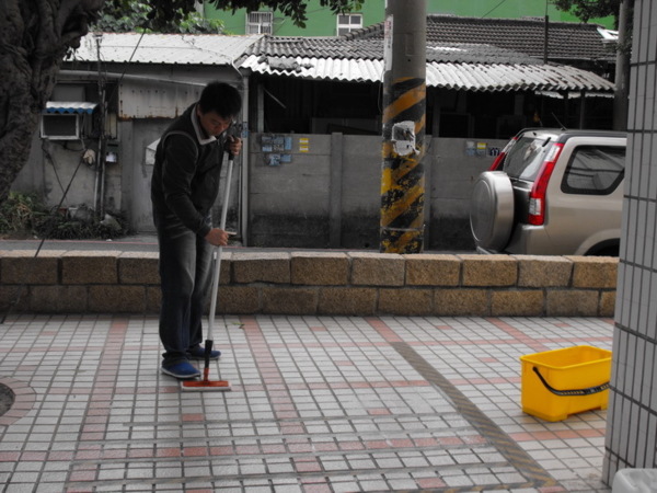 不怕濕滑的地板,地板防滑,止滑磁磚,騎樓止滑,走道防滑,防滑地墊,止滑墊,浴室防滑,地板防滑施工,磁磚止滑施工.