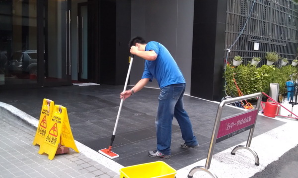 誠漢專業地板防滑-有效改善濕滑問題,預防意外事故的發生,是石材防滑的最佳選擇。 板岩磚止滑,磁磚防滑,防滑磁磚,防滑,止滑,地板防滑,地板止滑