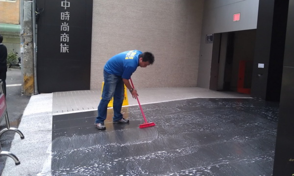 一中時尚商旅地板防滑施工 板岩磚止滑,磁磚防滑,防滑磁磚,防滑,止滑,地板防滑,地板止滑,浴室防滑,浴室止滑,社區中庭地板防滑,騎樓止滑