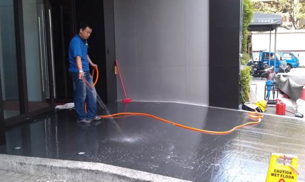 一中時尚商旅板岩磚地面止滑施工 板岩磚止滑,磁磚防滑,防滑磁磚,防滑,止滑,地板防滑,地板止滑,浴室防滑,浴室止滑,社區中庭地板防滑,騎樓止滑