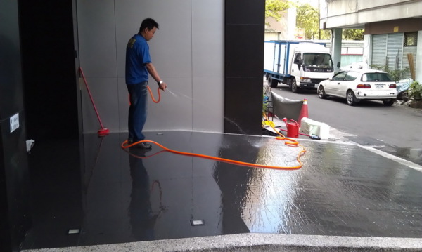 一中時尚商旅磁磚地板防滑施工 板岩磚止滑,磁磚防滑,防滑磁磚,防滑,止滑,地板防滑,地板止滑,浴室防滑,浴室止滑,社區中庭地板防滑,騎樓止滑