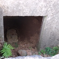 在燈塔區牆內碉堡的入口。有些碉堡是直接通地下室。