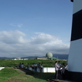 燈塔區往南是空軍雷達站。太陽燙，遊客都躲在陰影處。