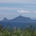 三貂角為台灣最東燈塔視野廣，往南可看到龜山島。望遠放大拍的。
