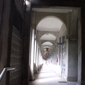 拱門型的走廊。讓我想起小學是日據時期的建築用的是耐火紅磚更漂亮。只是可惜都拆了。