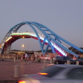 天黑後漁港的彩虹橋開燈