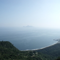 觀景台前方就看到龜山島。當天空氣似乎懸浮微粒多