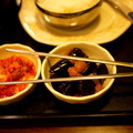 套餐的小菜，啊 韓國泡菜好好吃! 有乳酸甘甜味道! 推~ 
右邊的是滷海帶，味道是甘甜的，我猜加了 柚子醬 =.=!