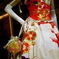 面對民權東路的一個櫥窗，當代的日式禮服，祝福仍真