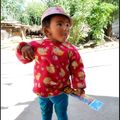 《藏族小孩三千寵愛於一身的備受呵護，在小女孩鮮艷衣色上充分表露。--在拉薩郊區》