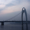這座吊橋橫跨珠江二岸，每天與河水相伴，霧霾中也有不同的景緻。