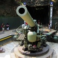 超級大砲，人在砲旁顯得好小，來到馬祖憑身份證就可以到「大砲連」感受一下巨砲的身影撫摸砲身。