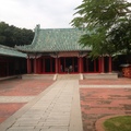 紅牆碧瓦典型的中國宮殿式建築 令人發思古之幽情