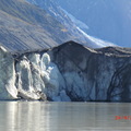 冰川表面30公尺高，水底下200+公尺