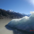 陽光曝曬冰山呈現白色，背陽面、水面下則呈鋼藍色