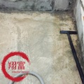 泥作進場前的地坪防水

～在於避免工程進行時用水滲過樓板造成鄰損。

