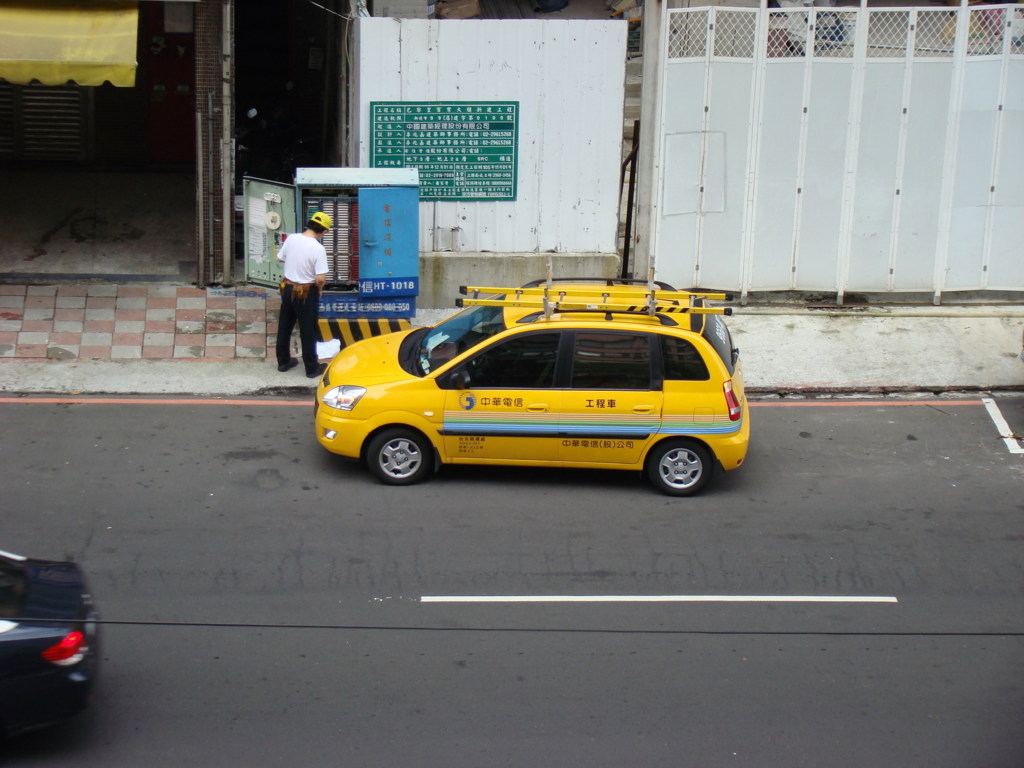 20120811中華電信處理線路 是因為新店中興路 巴黎皇宮 停工及變更起造人的緣故 寄望一片彩雲藍天 Udn相簿