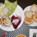 馬鈴薯/生菜沙拉及烤麵包(奶白色-鮪魚蛋黃醬 橘黃色-蒜味奶油醬)