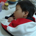 累到在吃麵時睡著