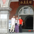 老媽與孫子及媳婦在kurich母校建國中學校門前合影