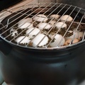 把約30 ~ 40顆蛋，放入一個大陶鍋，
加入茶葉1兩
陶鍋上方放鐵架子，水不會溢出