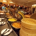 船上四個免費餐廳供應一天六餐的豐盛佳餚，下船不肥死才怪