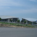 丹東市的文化體育活動中心建築物、外觀類似眼鏡蛇的頭部、另類的創設。
