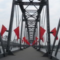 遼寧省鴨緣江風釆其一、對岸乃北韓。當年毛澤東解放大軍從此鐡橋入北韓抗美援朝之重要據點。