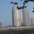 遼寧省鴨緣江風釆其一、這些巍巍大樓遠看神似阿拉伯的杜拜帆船大樓、其實是他們百姓的一般社區住宅。