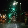 20140219『雨天的風景』之雨水和著燈光打在車窗上