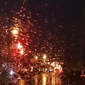 20140219『雨天的風景』之雨水和著燈光打在車窗上