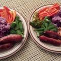 我雖然懶惰，但是仍然可以吃得很健康— 紫色地瓜煮的飯、水煮秋葵及小橄欖菜、蒜拌酪梨、生吃小紅椒、烤香腸、烤鮭魚。