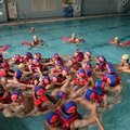 學員在深水池練習，多人求生，集結保溫，讓目標明顯，以利救援的方法。