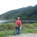 背景是龜山島的龜尾湖